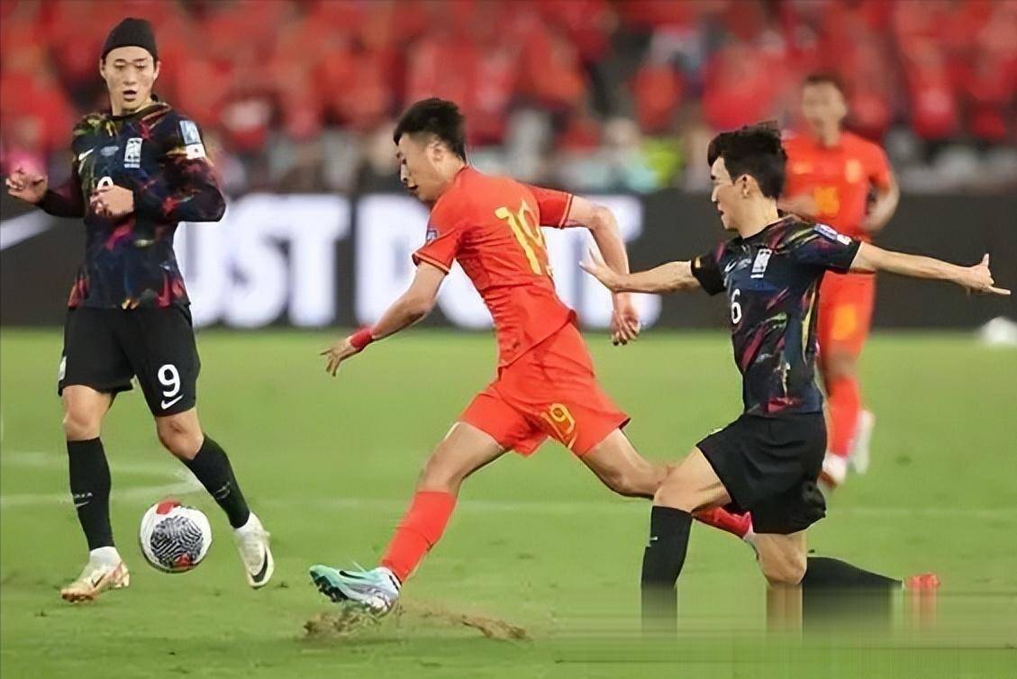 国足全队合力战胜对手，晋级国际赛决赛